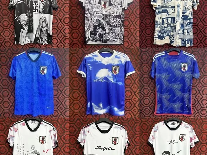 Dziewięć niebiesko-białych koszulek sportowych z graficznymi motywami w kratce.