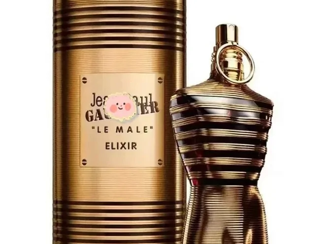 Złota ozdobna puszka i flakon wody perfumowanej na ciemnym tle.